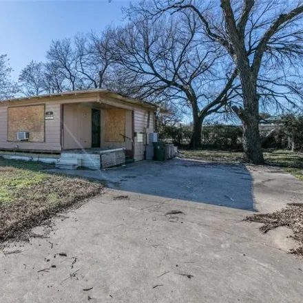 Buy this 2 bed house on 400 Indiana Street in Arlington, TX 76011