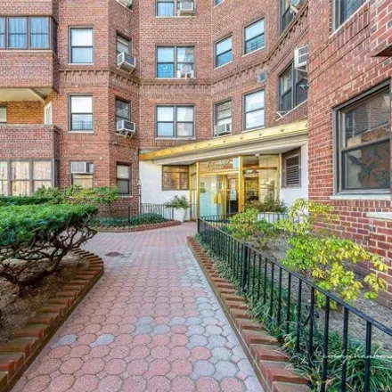 Image 2 - 69-60 108th Street, New York, NY 11375, USA - Apartment for sale