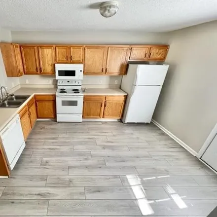 Image 6 - 319 Braken Place, Houston Heights, Jacksonville, NC 28540, USA - Townhouse for sale