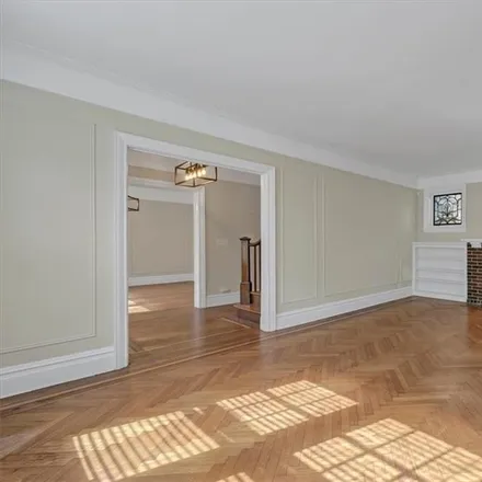 Image 9 - 99 East 237th Street, New York, NY 10470, USA - House for sale