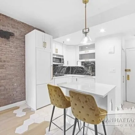 Image 4 - 221 West 21st Street, New York, NY 10011, USA - Townhouse for sale