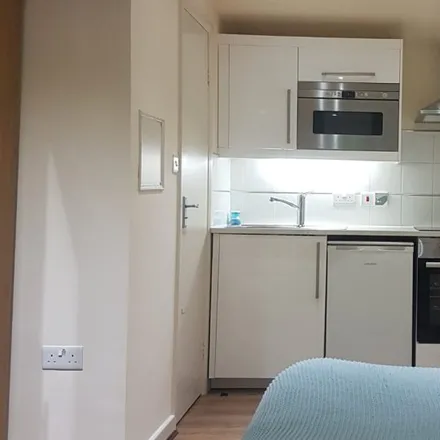 Rent this studio apartment on Park Avenue in Willesden Green, London