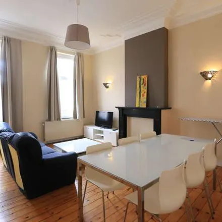 Rent this 2 bed apartment on Rue Lesbroussart - Lesbroussartstraat 38 in 1050 Ixelles - Elsene, Belgium