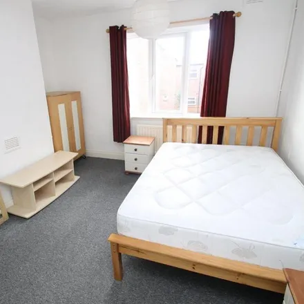 Rent this 5 bed apartment on Central Fast Food in Braunstone Gate, Leicester