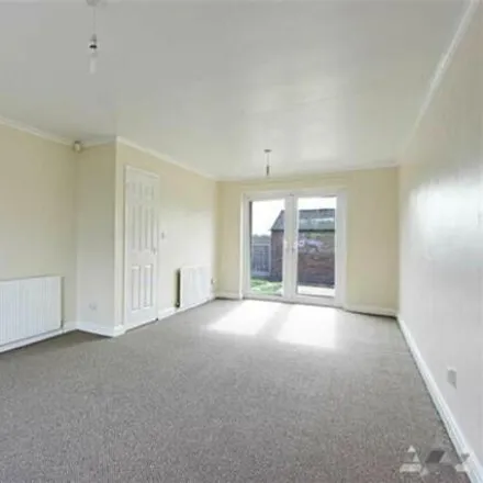 Image 4 - Holme Hall Crescent, Chesterfield, S40 4RR, United Kingdom - Duplex for rent