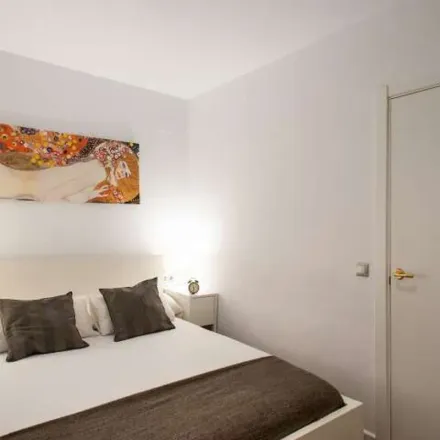 Image 3 - Carrer de Valldonzella, 56, 08001 Barcelona, Spain - Apartment for rent