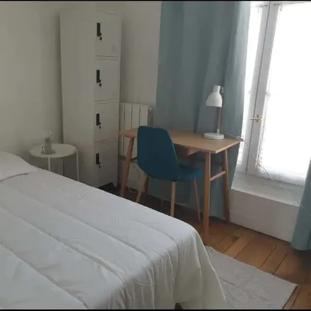 Rent this 6 bed room on 243 Boulevard Voltaire in 75011 Paris, France