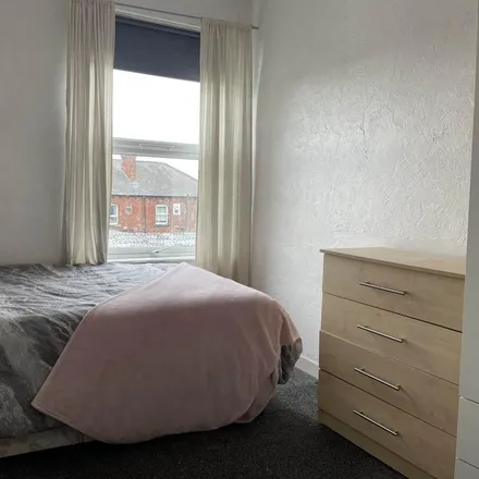 Rent this 4 bed room on Westfield Road in Leeds, LS3 1DL
