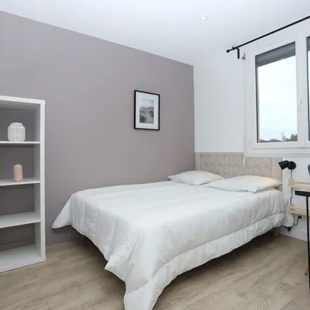 Rent this 1 bed apartment on 2 Rue Henri Dunant in 35700 Rennes, France