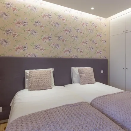 Rent this 5 bed room on Yadoya in Avenida da República, 4430-999 Vila Nova de Gaia