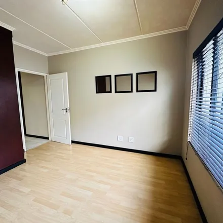 Image 8 - Jimmys killer prawns, Concorde Road East, Bedfordview, Gauteng, 2007, South Africa - Apartment for rent