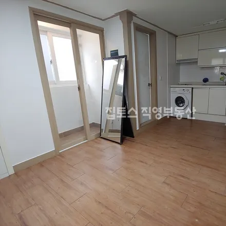 Rent this studio apartment on 서울특별시 서초구 잠원동 43-9