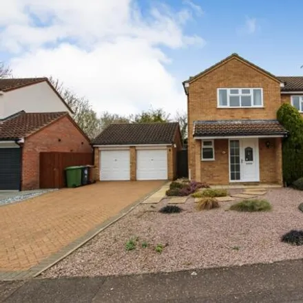 Rent this 4 bed house on 33 Fallowfield in Peterborough, PE2 6UR