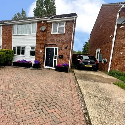 Rent this 4 bed duplex on Alfriston Close in Luton, LU2 8RA