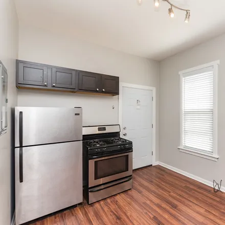 Rent this 3 bed apartment on 948 W Willow St