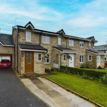 Buy this 4 bed townhouse on Burnside Avenue in Chapel-en-le-Frith, SK23 0BA