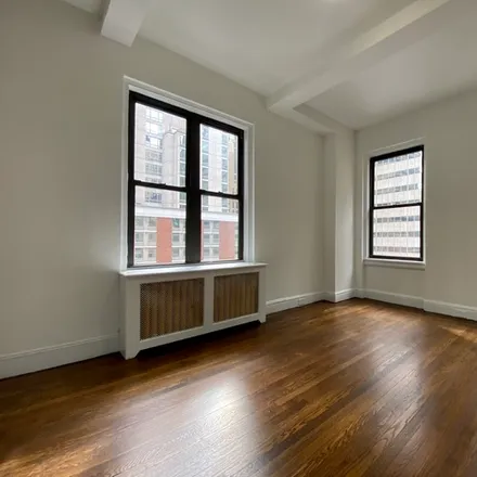 Rent this studio apartment on 140 E 46th St