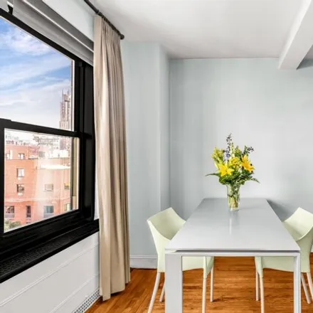 Image 2 - 300 W 23rd St Apt 8e, New York, 10011 - Apartment for sale