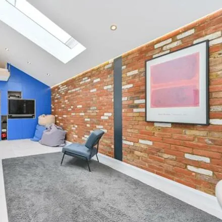 Image 5 - Hill View Road, London Road, London, TW1 1EF, United Kingdom - House for sale