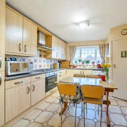 Image 3 - 44 High View Road, Guildford, GU2 7RT, United Kingdom - House for sale