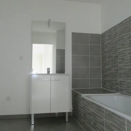 Rent this 2 bed apartment on 1 Chemin de l'Église in 45800 Combleux, France