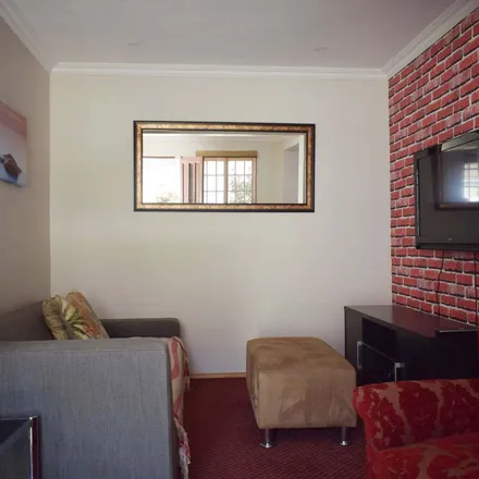 Image 2 - 4th Street, Houghton Estate, Johannesburg, 2001, South Africa - Apartment for rent