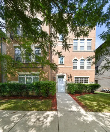 Rent this 2 bed condo on 845 East 38th Place in Chicago, IL 60653