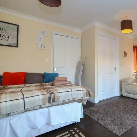 Rent this 3 bed room on Marine Drive in London, IG11 0GP