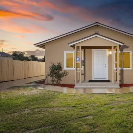 Buy this studio house on 800 El Tejon Ave in Bakersfield, California