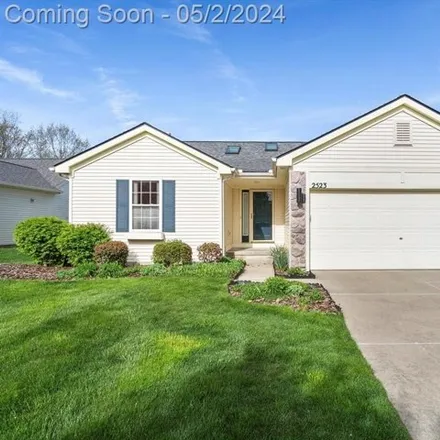 Buy this 3 bed house on Driftwood Drive in Waterford Township, MI 48329