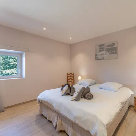 Rent this 6 bed house on France Galva in Avenue de la Pomme, 13750 Plan-d'Orgon