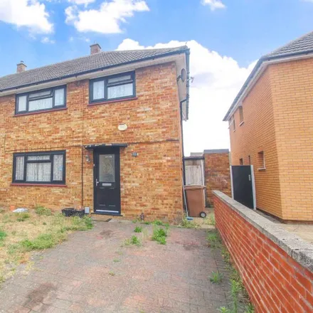 Rent this 3 bed duplex on Tythe Road in Luton, LU4 9JH