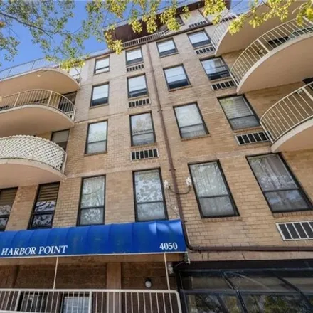 Image 1 - 22 Hitchings Avenue, New York, NY 11235, USA - Condo for sale