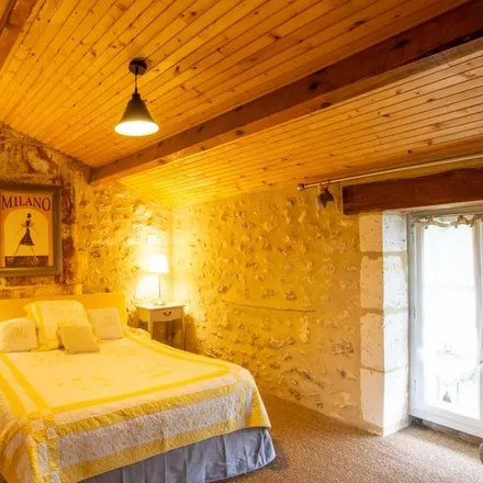 Rent this 3 bed townhouse on Château de Mareuil in Rue du Faubourg Gissou, 24340 Mareuil en Périgord