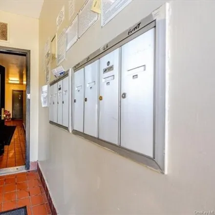 Image 3 - 943 Croes Avenue, New York, NY 10473, USA - House for sale
