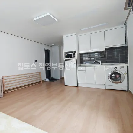 Rent this studio apartment on 서울특별시 강남구 역삼동 771-19
