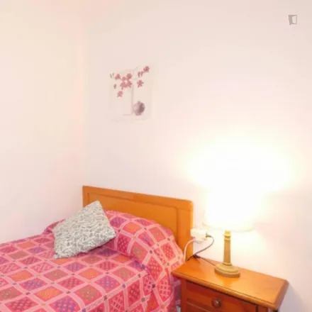 Rent this 4 bed room on Tintoreria Ninot Villarroel in Carrer de Villarroel, 205-219