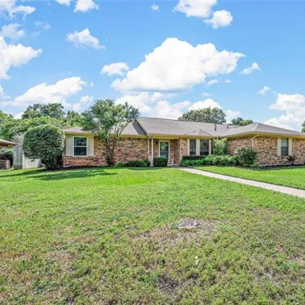 Buy this 3 bed house on 916 Stonelake Drive in Cleburne, TX 76033