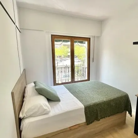 Rent this 6 bed room on El Dragón Estragón in Calle de la Abejuela, 17