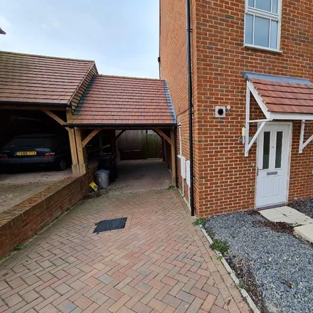 Rent this 4 bed townhouse on Merriall Close in Swanscombe, DA10 1BJ