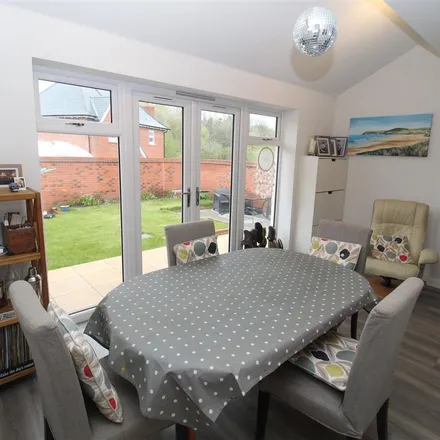 Rent this 3 bed townhouse on Redhills in Exeter, EX4 2NG