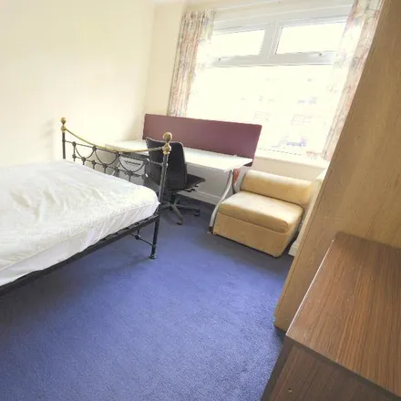Rent this 3 bed townhouse on 100 Belle Vue Road in Leeds, LS3 1DA