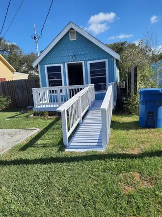 Image 4 - 402 East Nopal Street, Rockport, TX 78382, USA - Townhouse for sale