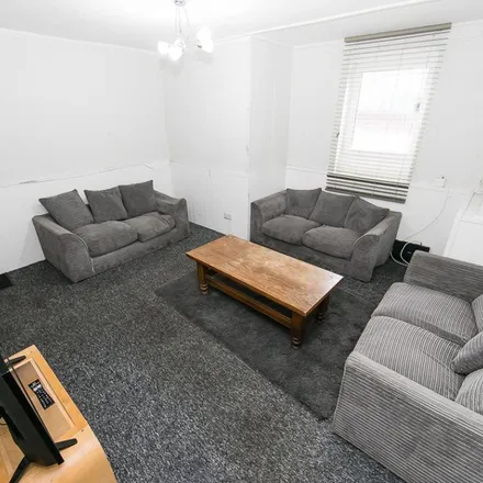 Image 3 - Back Brudenell Grove, Leeds, LS6 1HS, United Kingdom - Apartment for rent