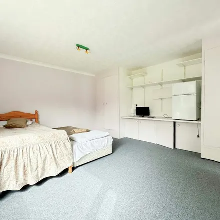 Image 5 - 10 Waverley Road, Bagshot, GU19 5JL, United Kingdom - Apartment for rent