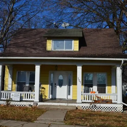Buy this 3 bed house on 735 East 11th Street in Sedalia, MO 65301