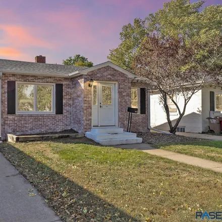 Buy this 3 bed house on 2517 South West Avenue in Sioux Falls, SD 57105