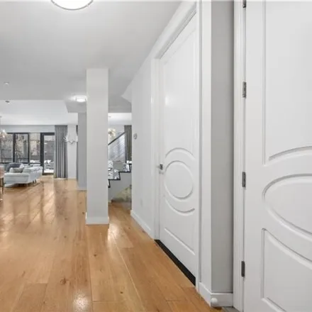 Image 2 - Wave, 104 West End Avenue, New York, NY 11235, USA - Condo for sale