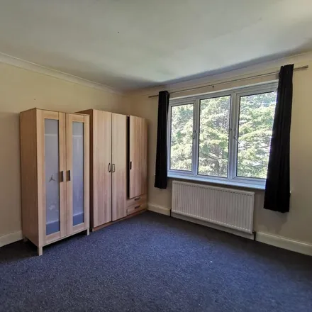 Rent this 2 bed apartment on Oak Tree Dell in London, NW9 0AB