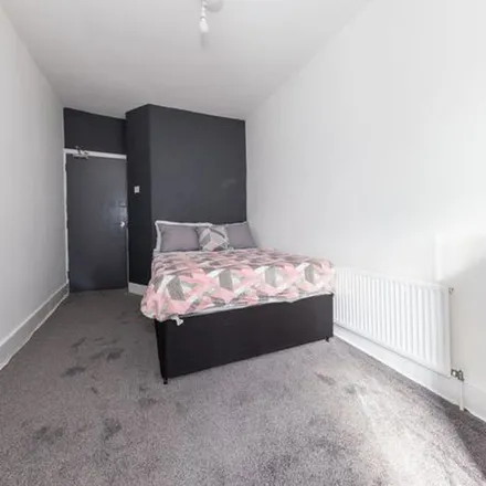 Rent this 1 bed apartment on Clifton Foods in 184 Dallow Road, Luton